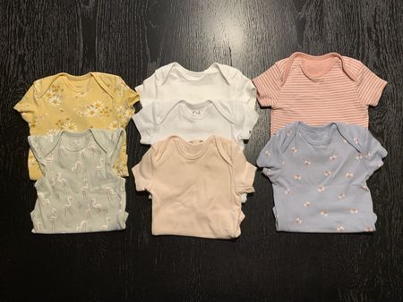 7 Baby Kurzarm-Bodys von C&A – Gr. 62 – sehr guter Zustand