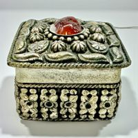 Pilulier ancien en métal argentée avec cabochon en cornaline