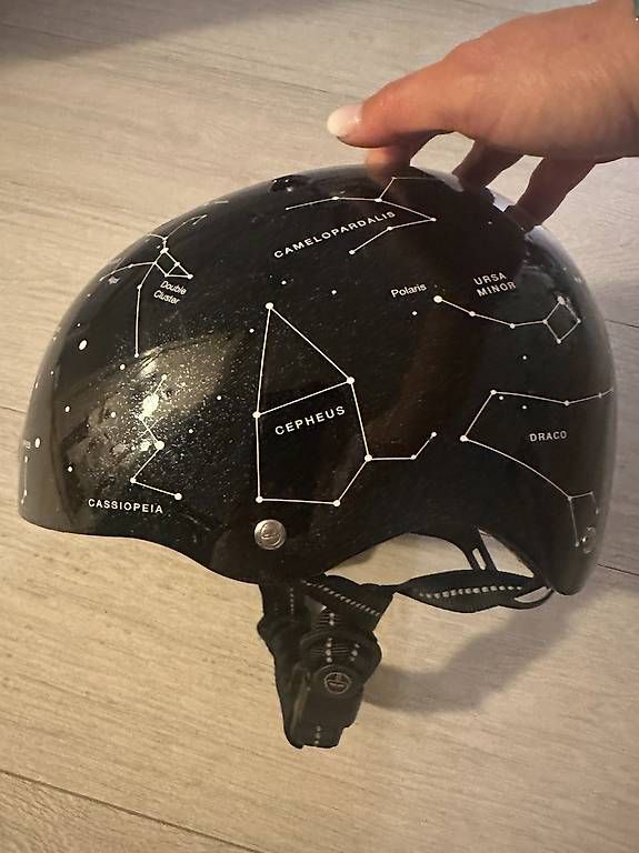 Caschi: 'Nutshell' - casque enfant, presque neuf – Usato da Confignon venduto da lynningva