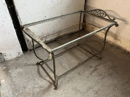 massives Metallgestell für Salontisch
