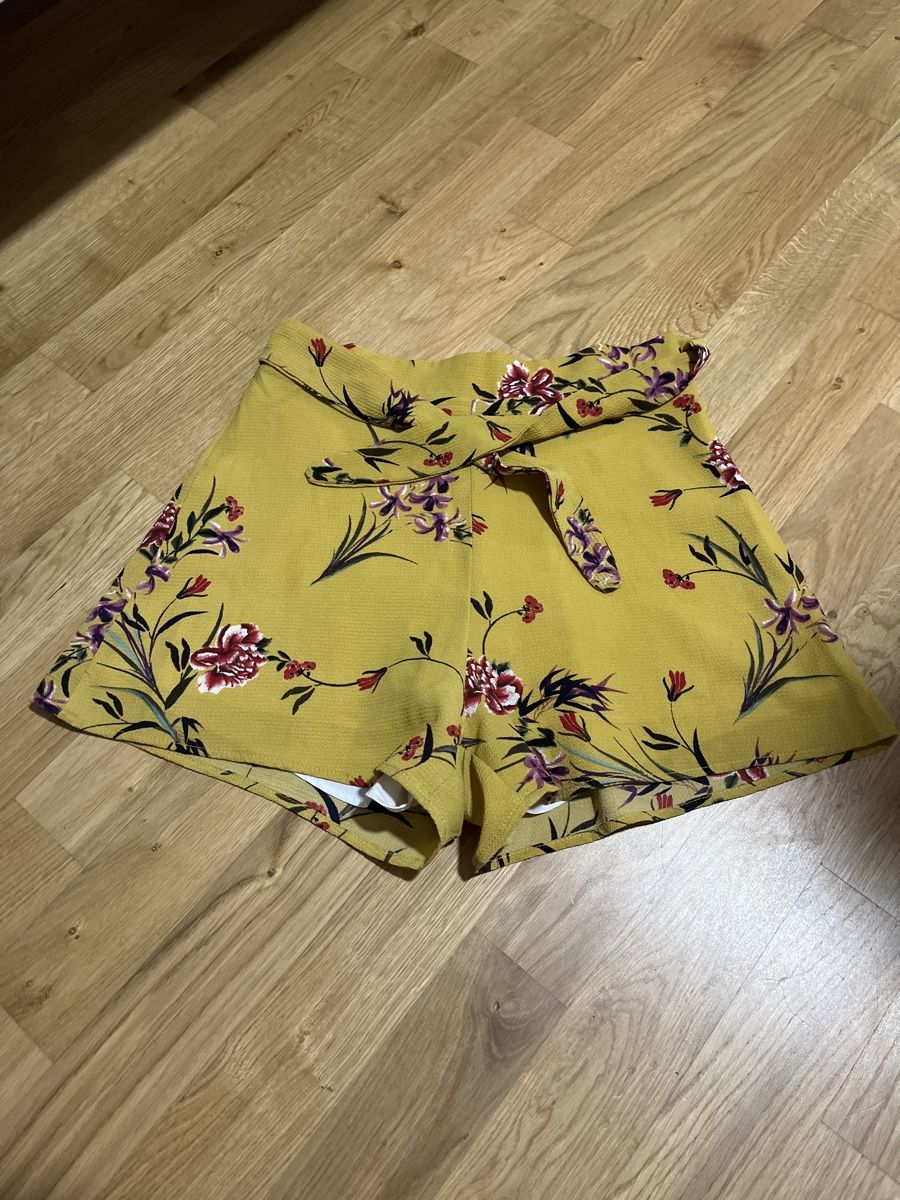 Pantaloni: Short jaune à fleurs – Usato da Le Locle venduto da Mayd_h