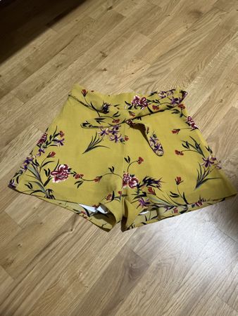 Short jaune à fleurs