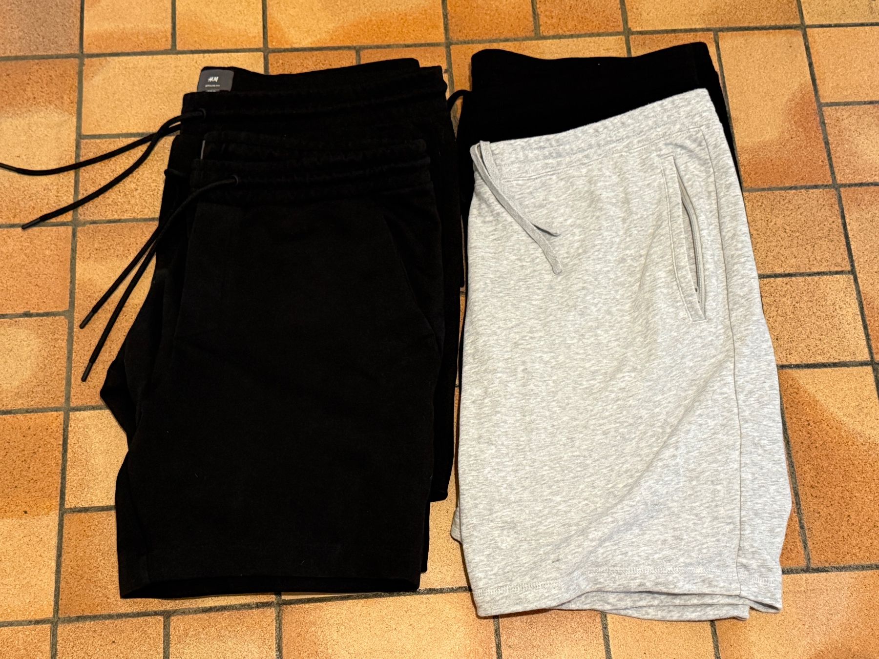 H&M Pantalons: 4x Sweatshorts Regular Fit – D'occasion à Allschwil par Collector.Shop.Swizz