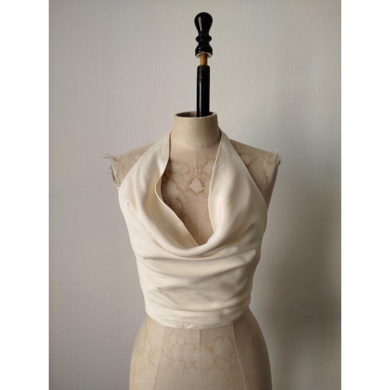 Zara Top: Satin Neckholder-Top mit Wasserfallausschnitt – Usato da St. Gallen venduto da jbu_ns6v