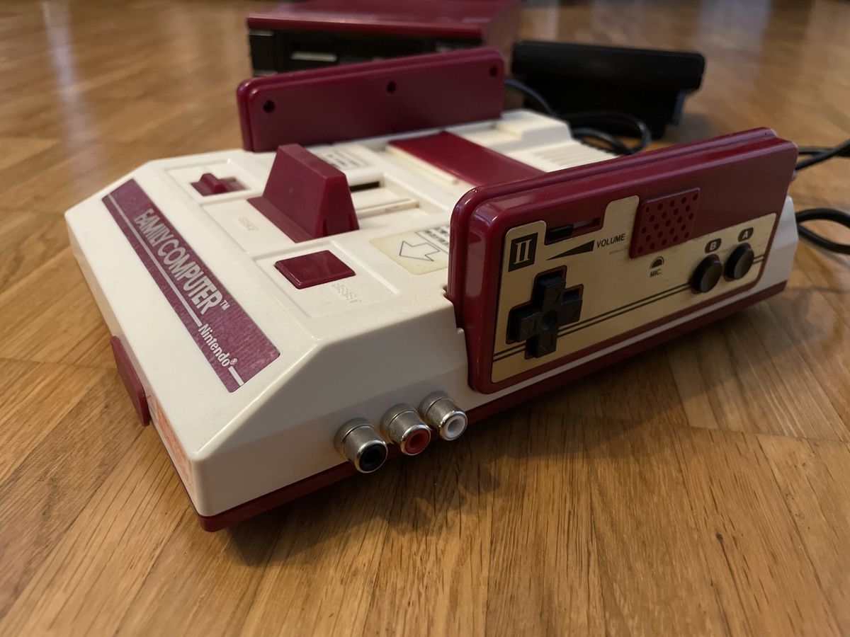 Nintendo Konsolen: Nintendo Famicom + Disc System + Spielzeug – Gebraucht aus Schindellegi von  1