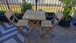 Gartentisch mit 2 Klappstühlen 