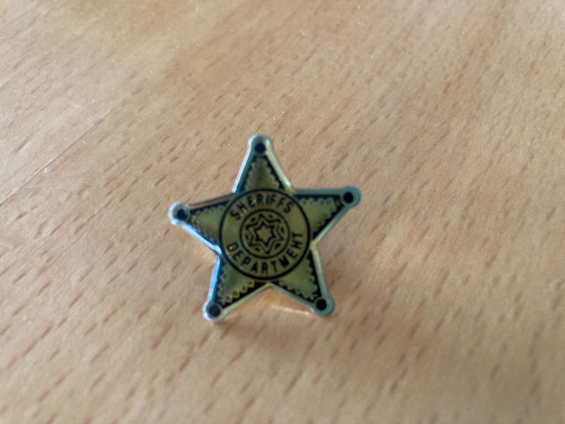 Broschen & Nadeln: Sheriff Stern Anstecker, Western Accessoire, Pin – Gebraucht aus Gelterkinden von froggy80