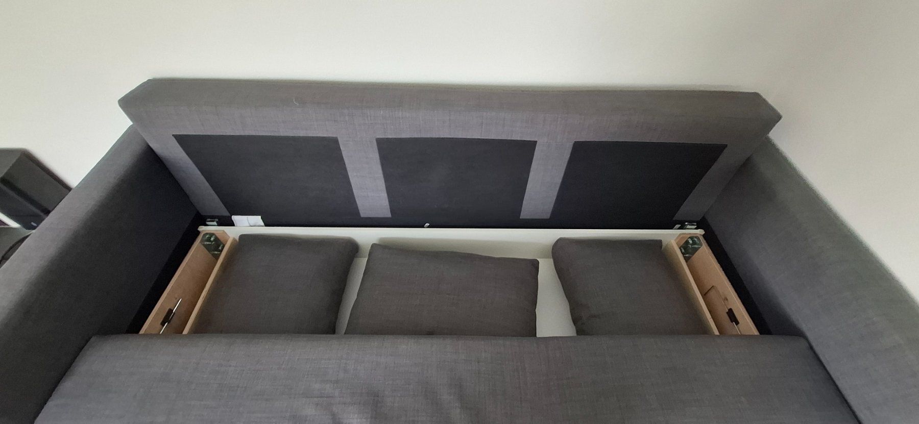 Ikea Divani: Graues Schlafsofa mit Bettkasten – Usato da Lachen SZ venduto da Azrael83 1