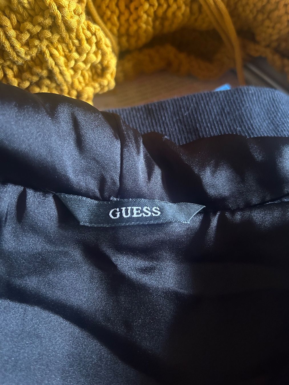 Guess Giacche & Cappotti: Guess bombers à sequins – Usato da Val-d'Illiez venduto da Dombou 3