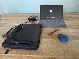 Surface Pro 7 mit Maus, Stift, Netzteil und Tasche