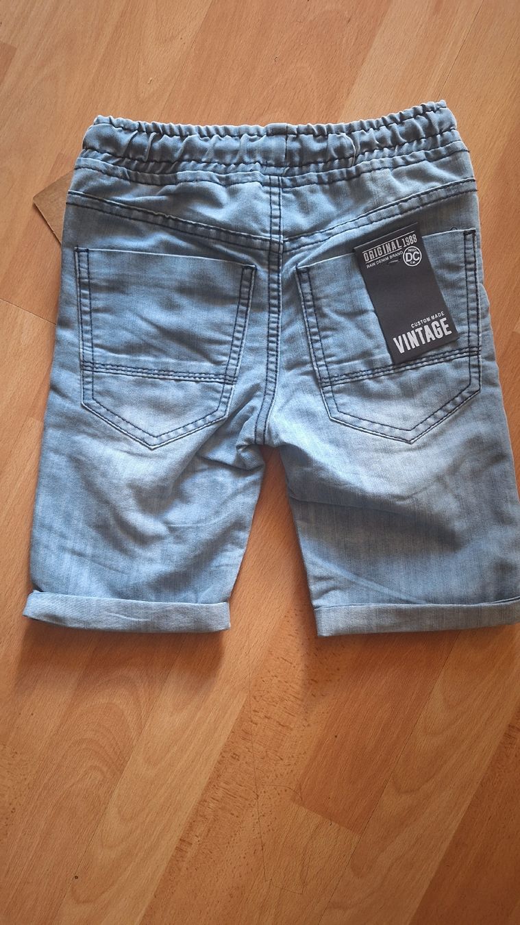 Pantalons: Short DC garçon taille 122 été neuf – Neuf avec emballage d'origine à Neuchâtel par Kebah 1