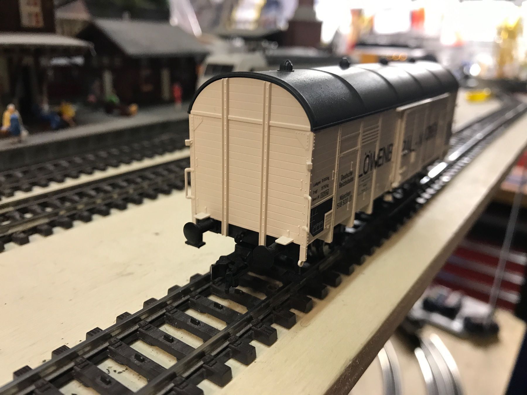 Fleischmann Modellini di ferrovie: Fleischmann Löwenbräu – Nuovo e nell'imballaggio originale da Gossau SG venduto da Krokodil344 2