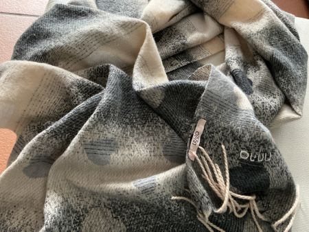 Liu Jo Schal mit Herzmuster grau beige gross