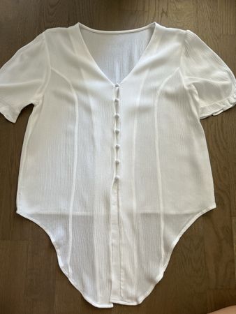 Weisse Sommerbluse mit Knöpfen