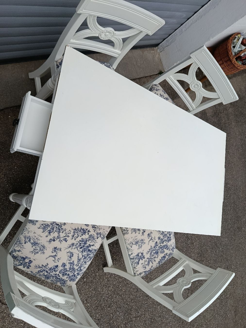 Set di tavolo e panche: Esstisch mit 4 Stühlen weiss blau gemustert – Usato da Wattwil venduto da sunicheyenne 2
