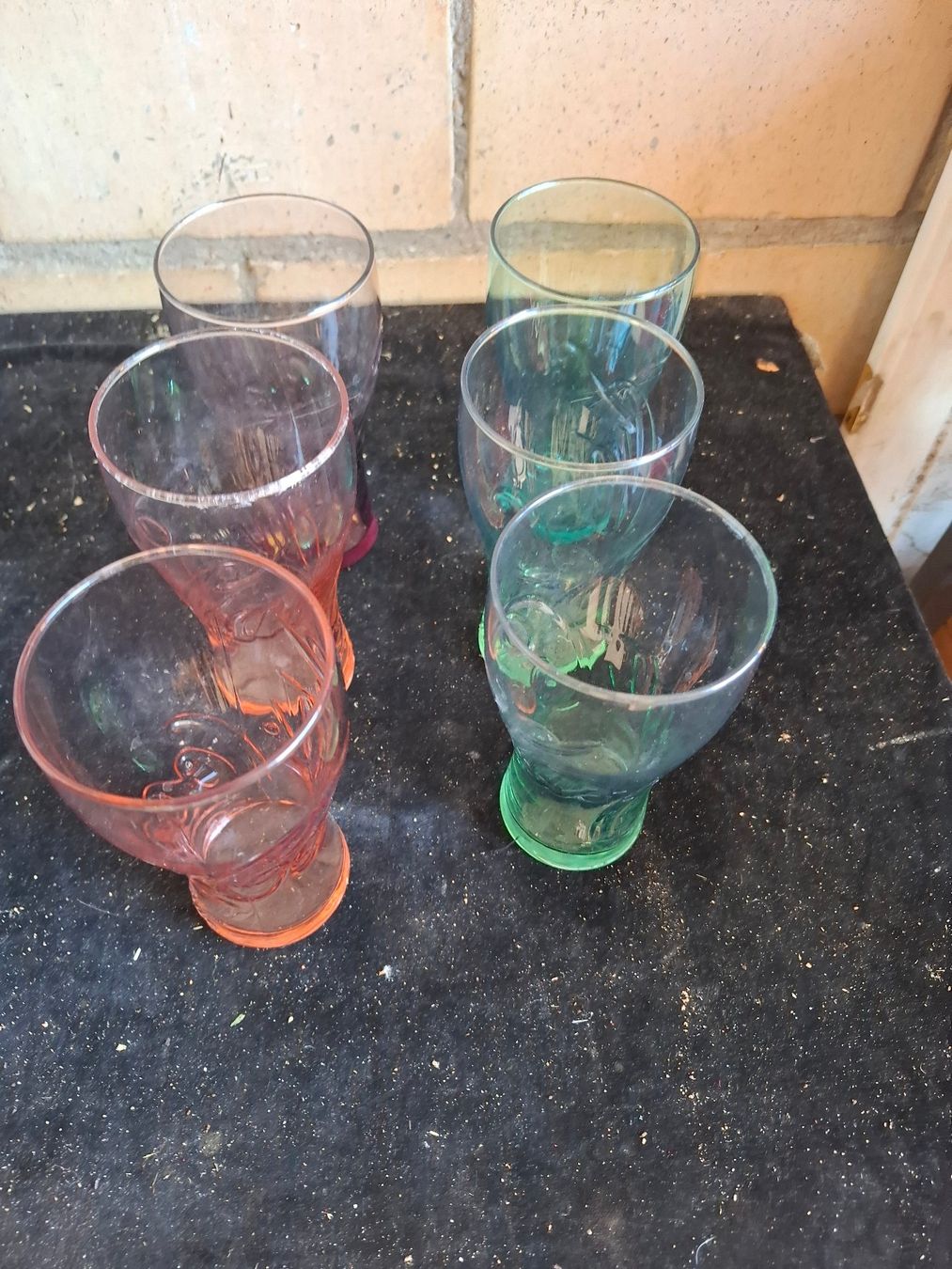 Coca-Cola Verres: Bunte Coca Cola Glaser 6 Stck. mit Reliefmuster gebraucht – D'occasion à Schönholzerswilen par clyde123 1