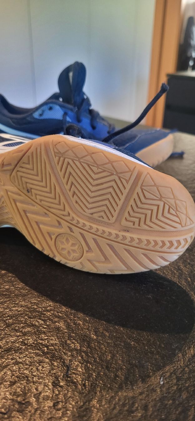 Asics Schuhe für Jungen: Hallenschuhe Asics – Gebraucht aus Schwende von Serami 2