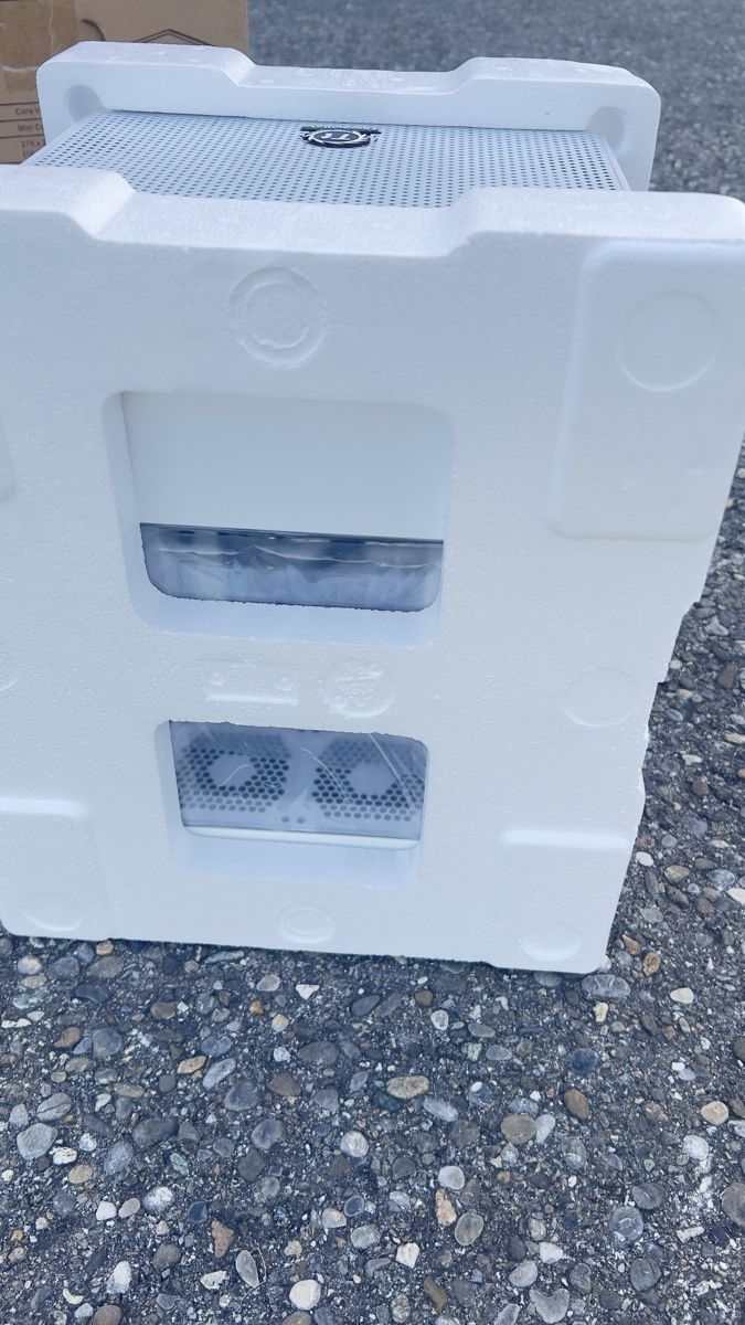 Thermaltake Custodie: Thermaltake Core V1 Snow Edition - Mini-ITX Gehäuse – Nuovo (secondo la descrizione) da Madiswil venduto da SWISS_49.B 3