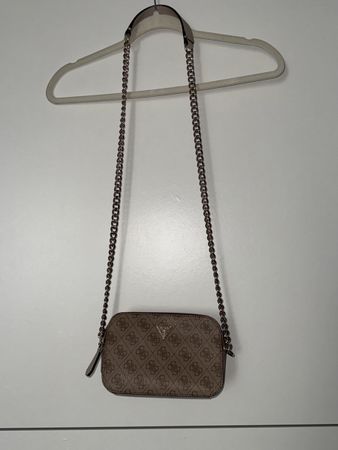 GUESS MINI-UMHÄNGETASCHE NOELLE 4G-LOGO
