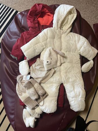 Winter-Baby-Set: 2 Schneeanzüge, Mütze und Handschuhe
