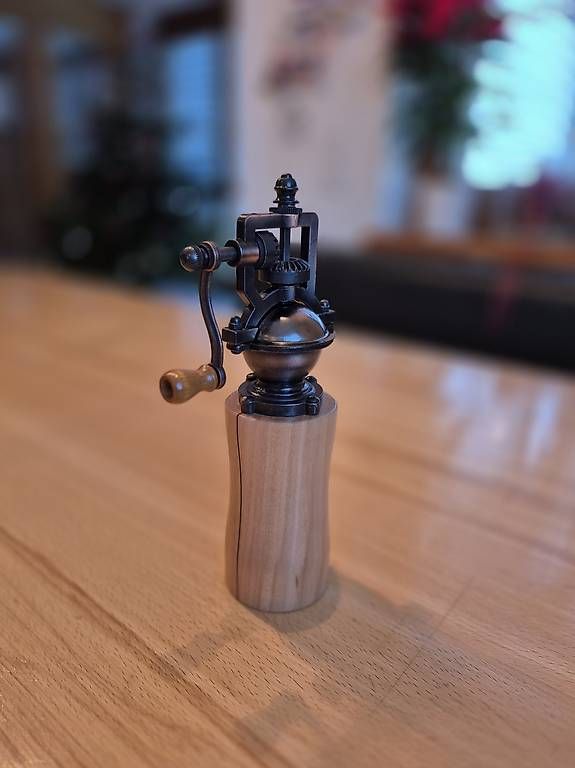Elettrodomestici da cucina: Pfeffermühle Antik (neu) – Nuovo (secondo la descrizione) da Gamprin venduto da Holzkunst.