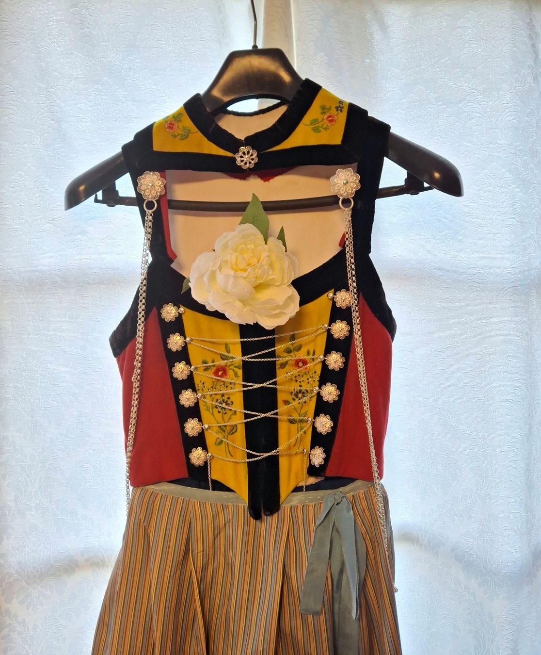 Costumes: Berner Tracht Freudenberger mit Silberschmuck – D'occasion à Frutigen par homeoutdoor 5