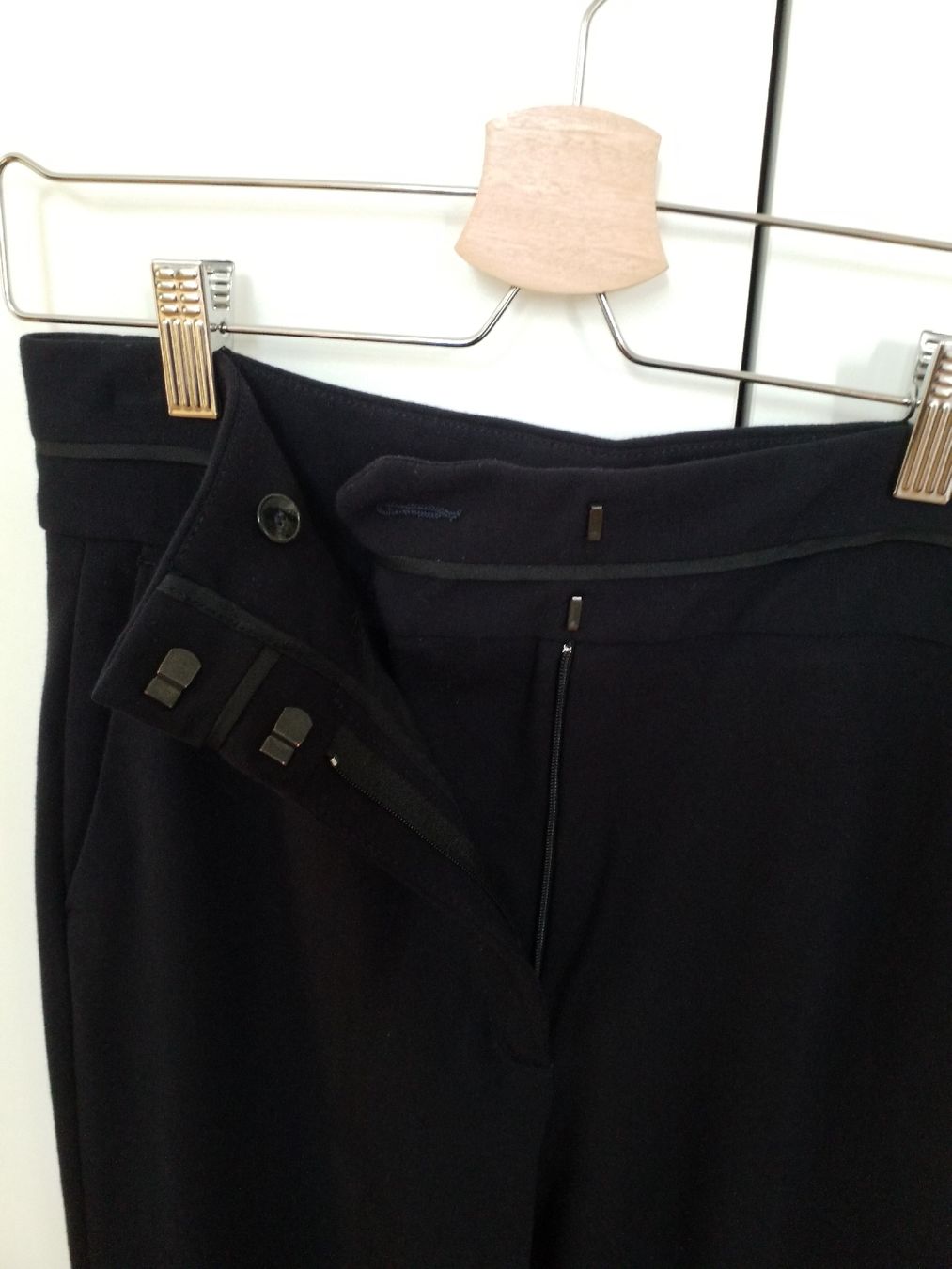 Sandro Pantaloni: SANDRO classic trousers  – Usato da Luzern venduto da _Lobster_ 3