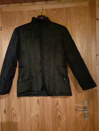 Schwarze Winterjacke Gr. S, nie getragen.