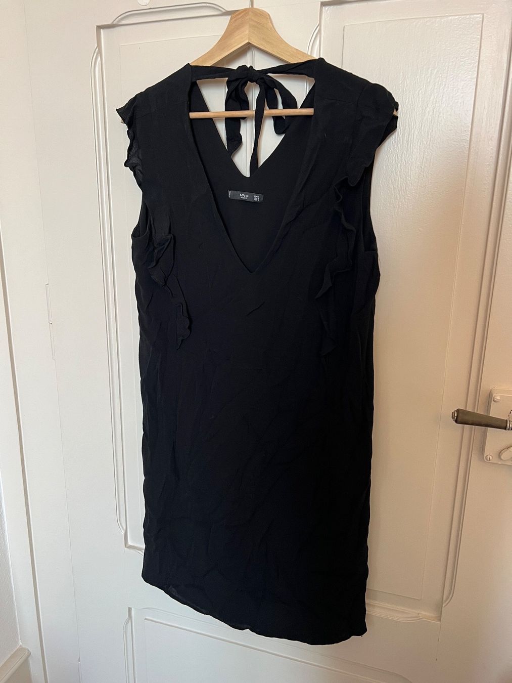 Mango Robes: Robe noire élégante avec volants, Mango – D'occasion à Neuchâtel par Thesebootsaremadeforwalking 4