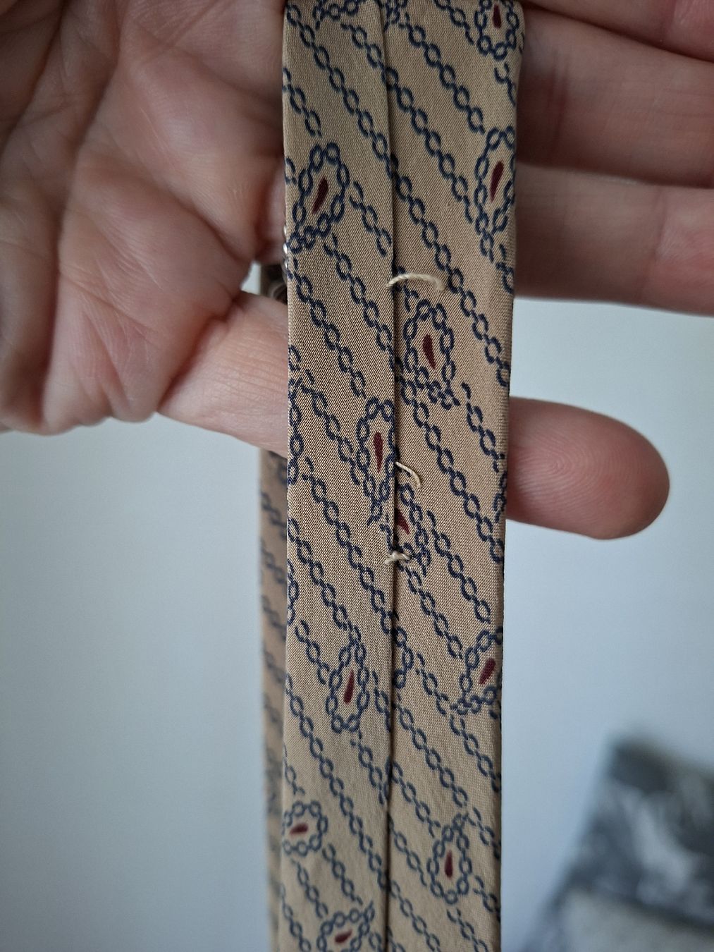 Chanel Cravatte: Chanel Krawatte Seide beige Paisley – Usato da Remetschwil venduto da littleredboots 3