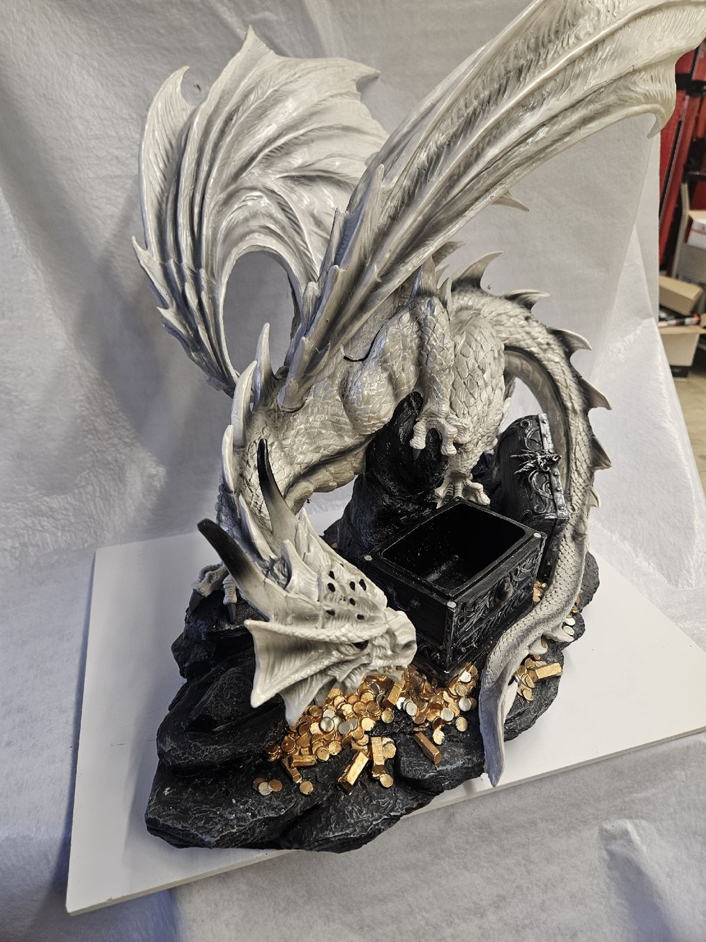 Statuette: Large White Dragon Treasure Chest – Nuovo (secondo la descrizione) da Dielsdorf venduto da Kenan997 2