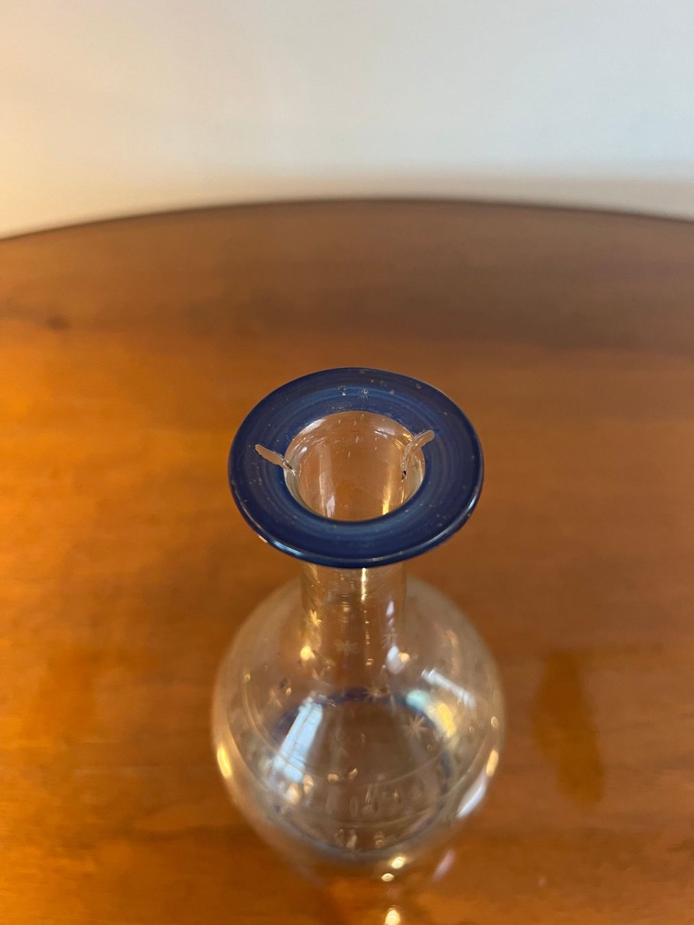 Caraffe: Antike Kristall Karaffe mit blauem Glasverschluss – Usato da Zofingen venduto da travelller 5