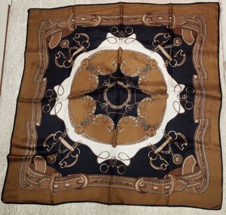 Carré foulard soie marron beige et noir motif équestre
