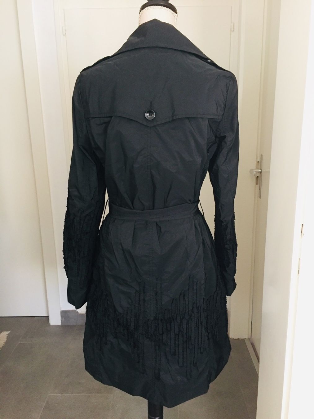 Cappotti: Tuzzi - trench-coat - noir - 36 – Usato da Sion venduto da accroshoes 5