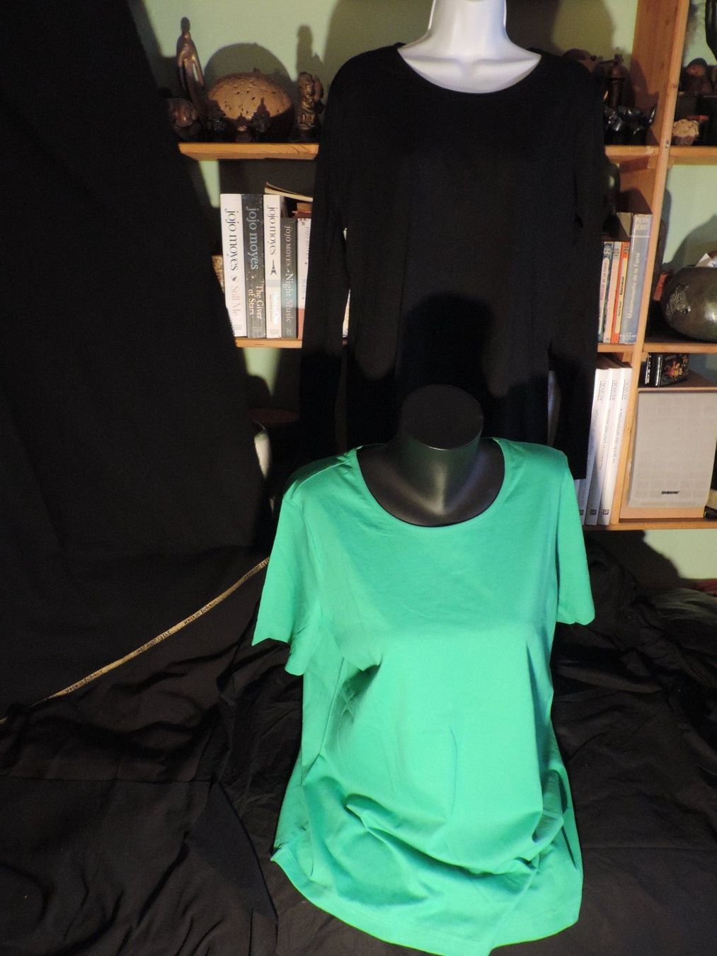 Lotti di vestiti: 2 t-shirt noir et vert – Usato da Genève venduto da Axelle333 1