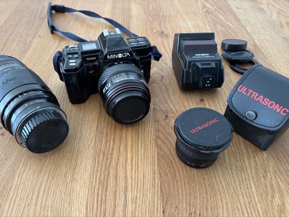 Minolta Kamera: Minolta 7000 Kamera Set mit Objektiven & Blitz – Gebraucht aus Hombrechtikon von Lexcom