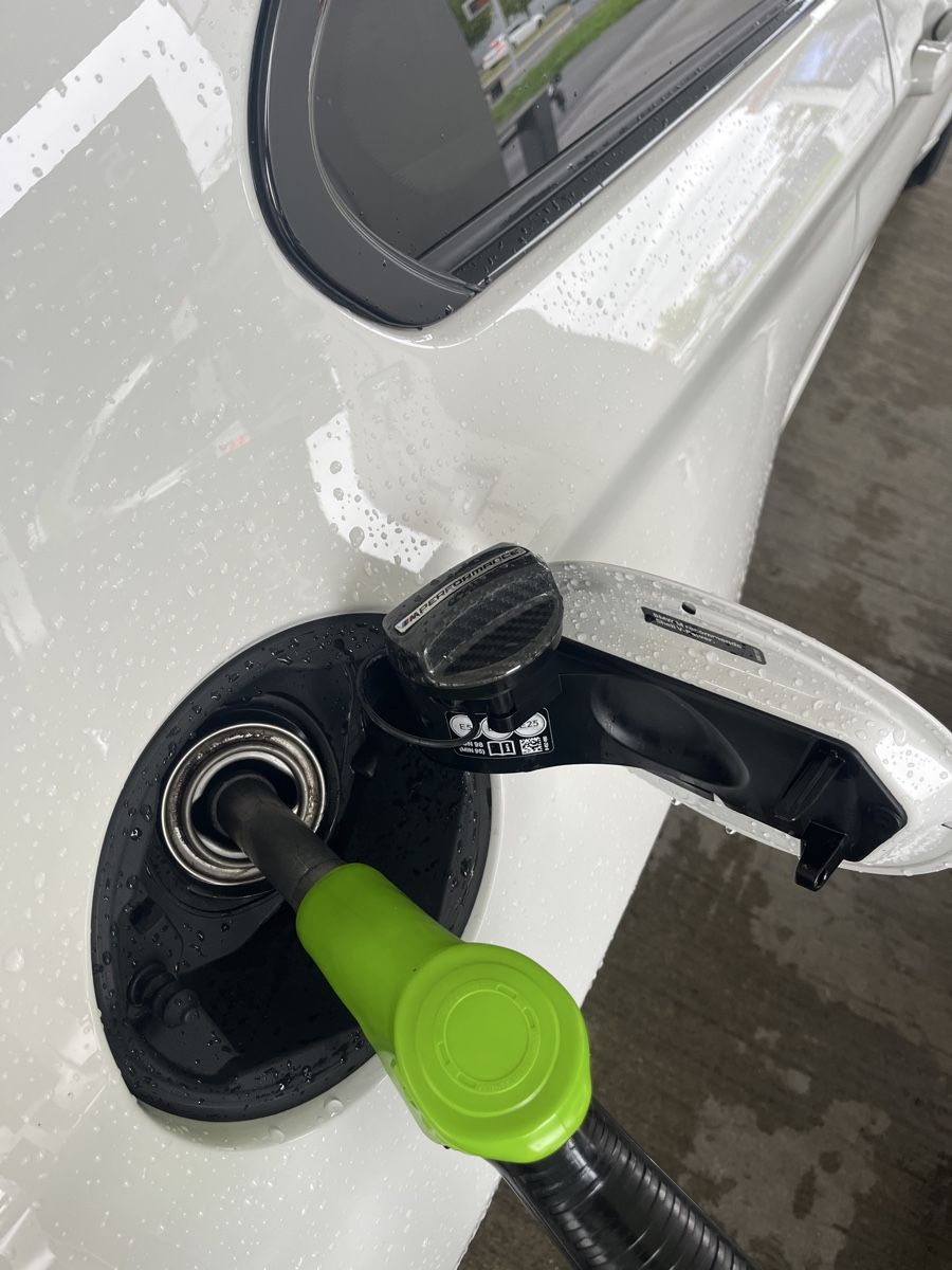 BMW Tutti pezzi di ricambio auto: Bmw Carbon tankdeckelabdeckung – Nuovo e nell'imballaggio originale da Holzhäusern ZG venduto da cas_qxx2 1