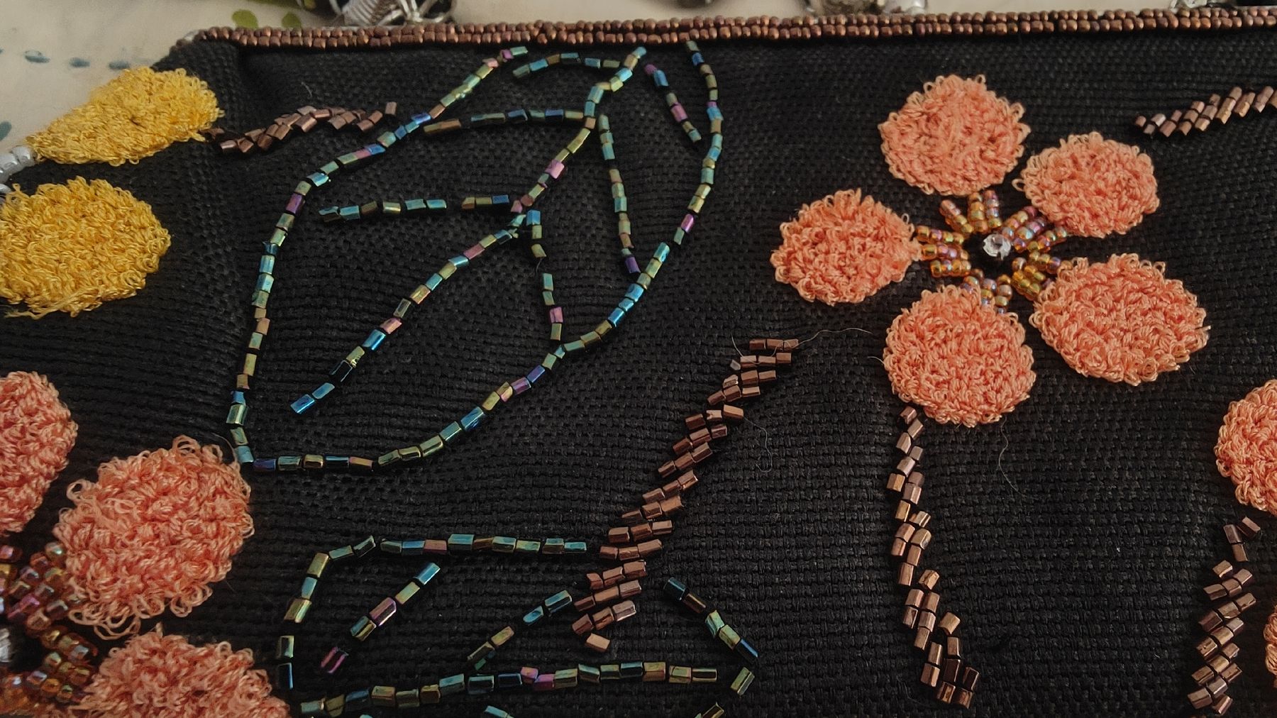 Borse da donna: Abendtasche schwarz bestickt mit Blumen und Kette – Usato da Hinwil venduto da her_2t5p 3