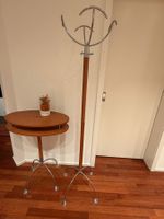 Elegantes Garderobenset Tisch und Kleiderstange