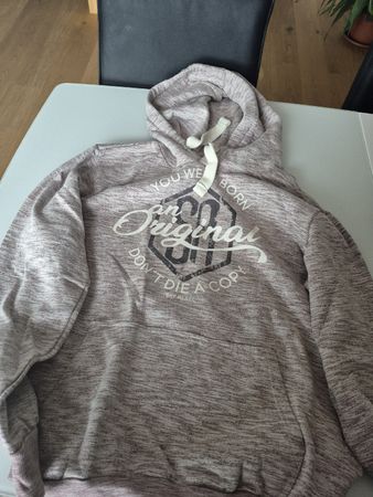 Dunkelrosa Kapuzenpullover mit Print – Lässig für den Winter