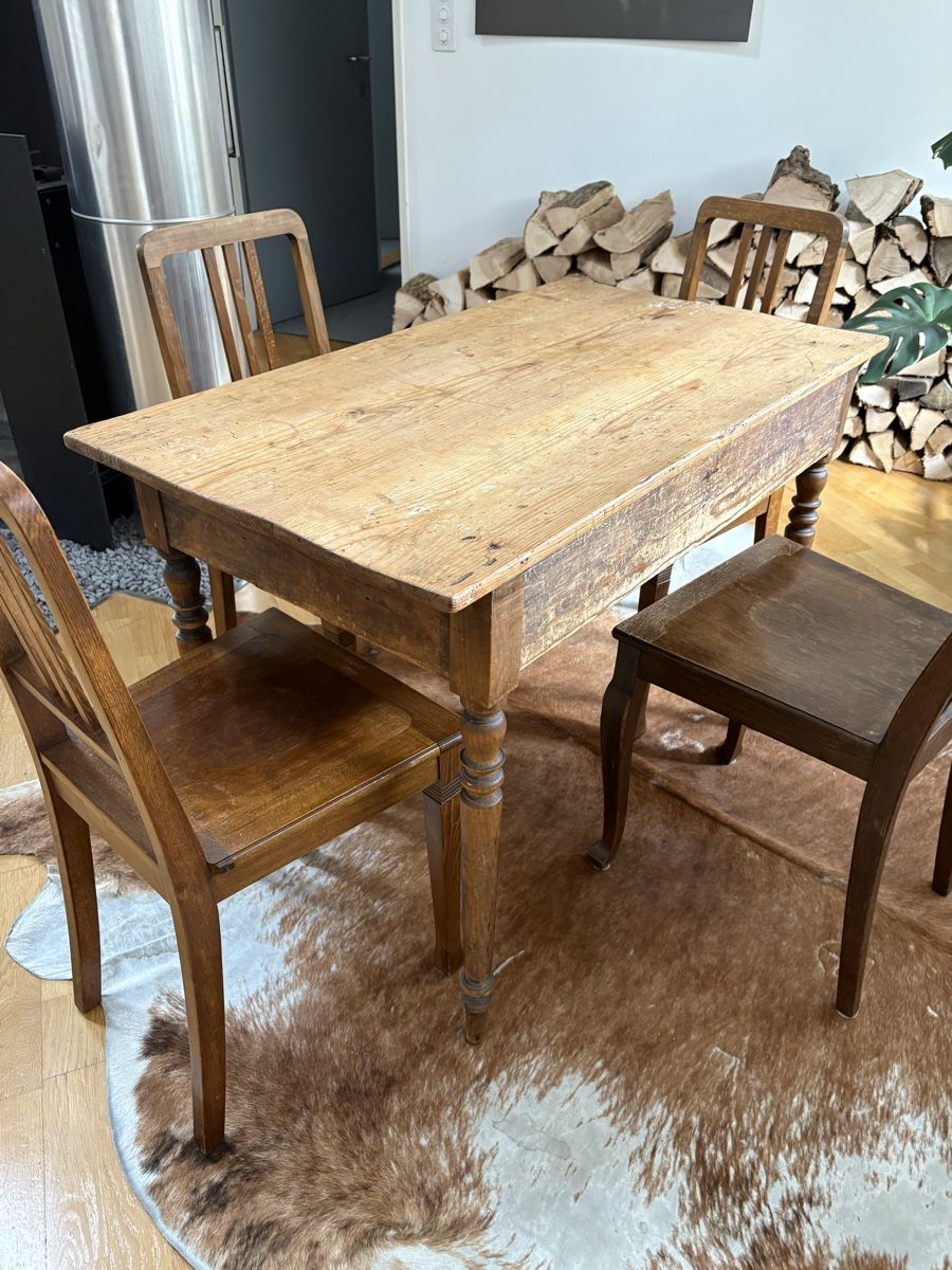 Tavoli: Antiker Holztisch mit 4 stühlen – Usato da St. Gallen venduto da mhem 6