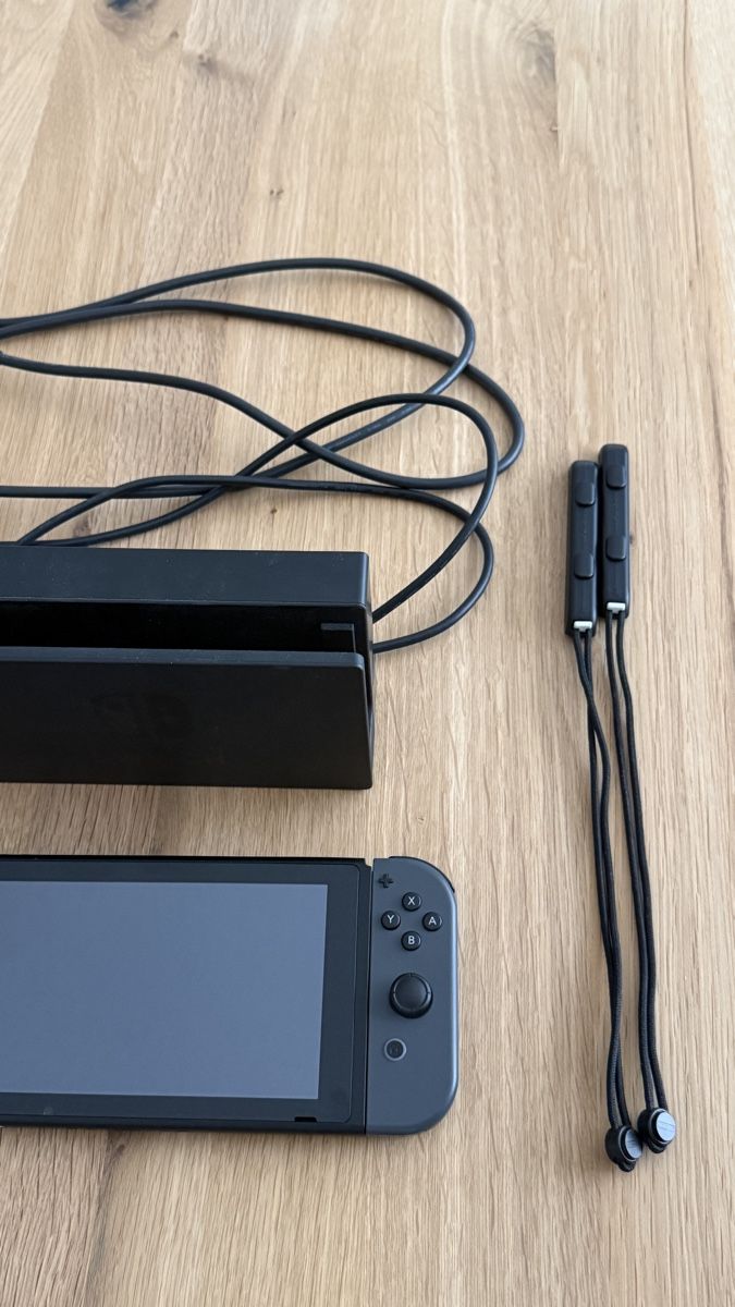 Nintendo Console: Nintendo Switch inkl. Controller und Spiele – Nuovo (secondo la descrizione) da Interlaken venduto da xCarlos3 3