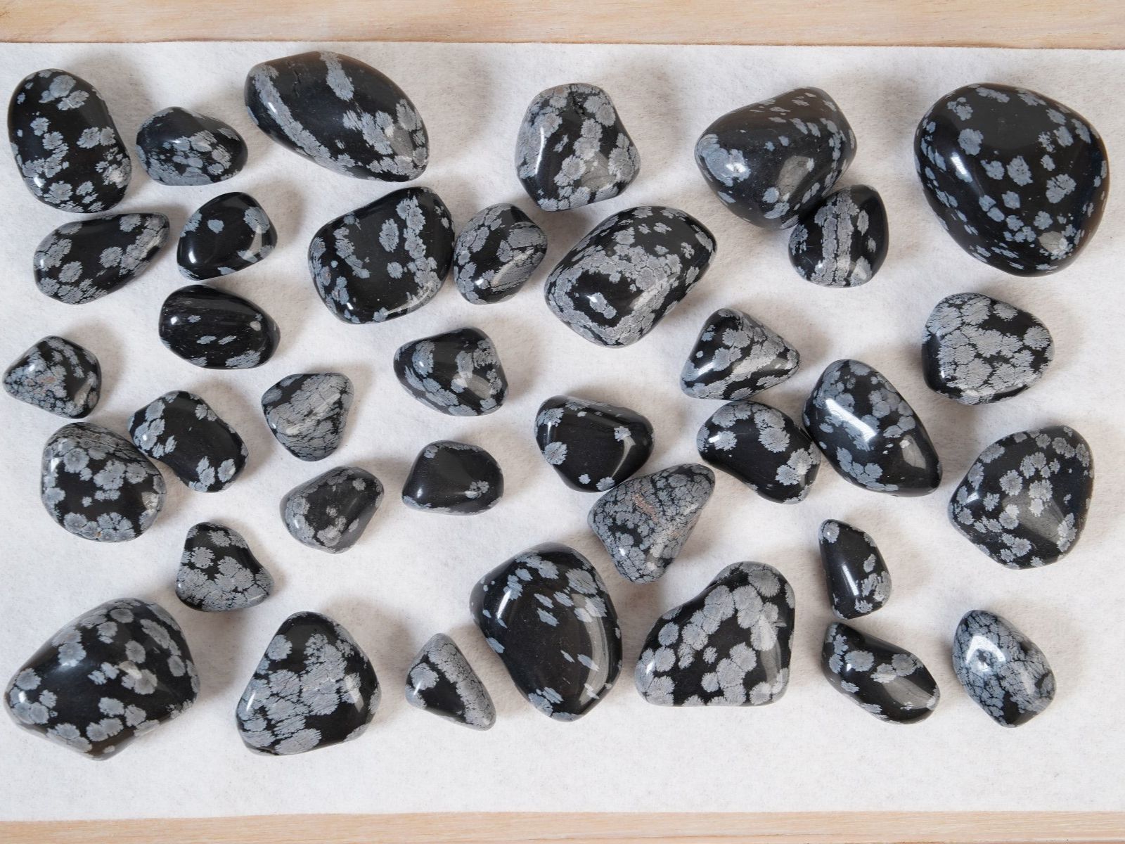 Minerali & Pietre curative: Schneeflockenobsidian Heilsteine – Usato da Wil SG venduto da froschbiss