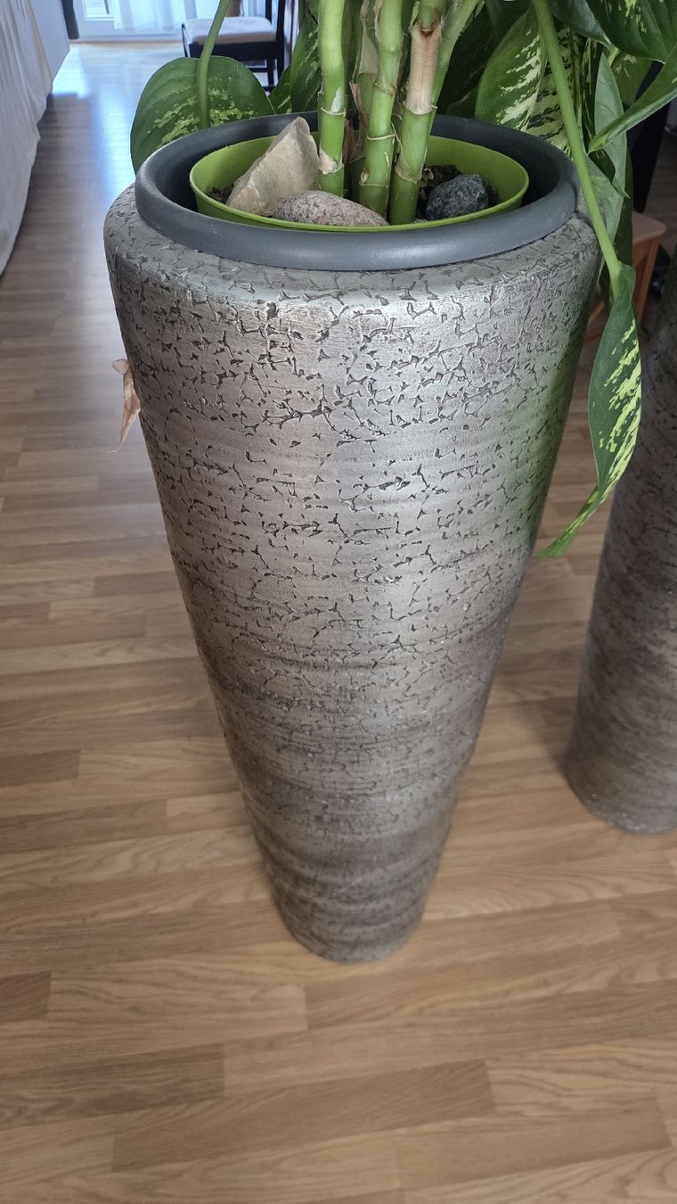 Pfister Blumentöpfe: Zwei Hohe Java Ton Töpfe in Silber – Neu (gemäss Beschreibung) aus Uitikon Waldegg von EvaAkosua 1