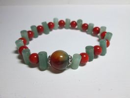 Schmuckstück Armband mit verschiedenen Steinen roter Koralle