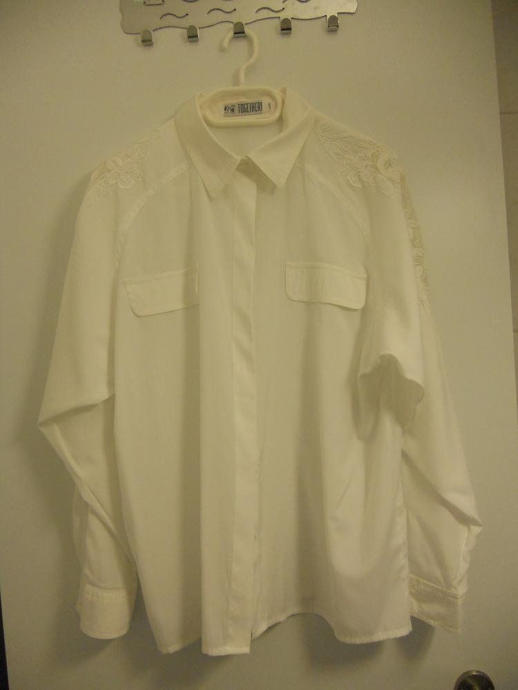 Blusen: Neuw. Bluse mit Spitzenmuster - écru - Gr.46 – Neu (gemäss Beschreibung) aus Uznach von Laeuffer