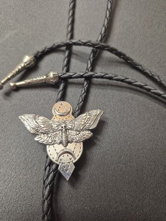 17) Bolo-Tie Westernkrawatte Totenkopffalter Silber Neu