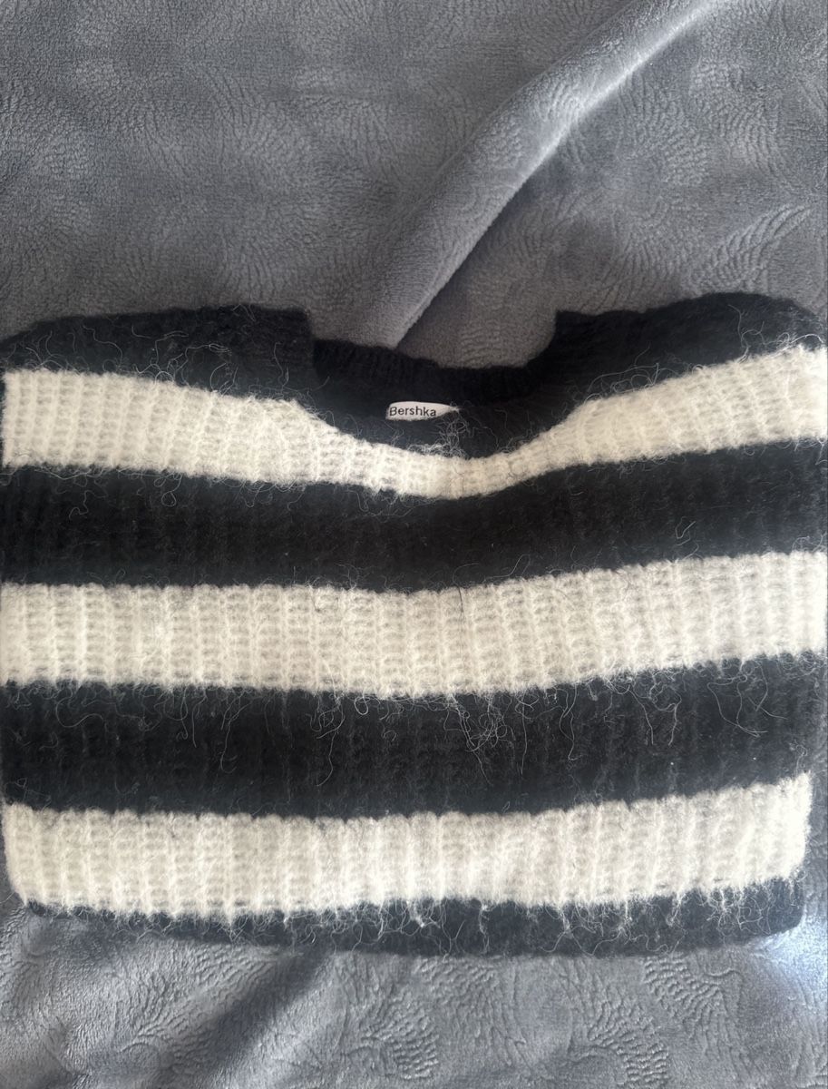 Bershka Maglioni & Felpe: Schwarz-weisser Bershka Pullover – Usato da Turgi venduto da pa.ti.d 3