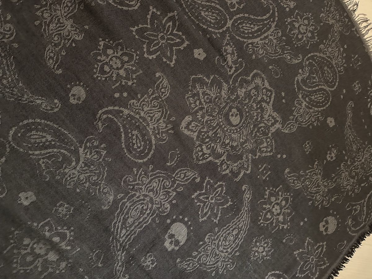 Kooples Foulard & Sciarpe: Châle The Kooples, crânes et fleurs, gris-noir – Nuovo (secondo la descrizione) da Monthey venduto da Ben1 4