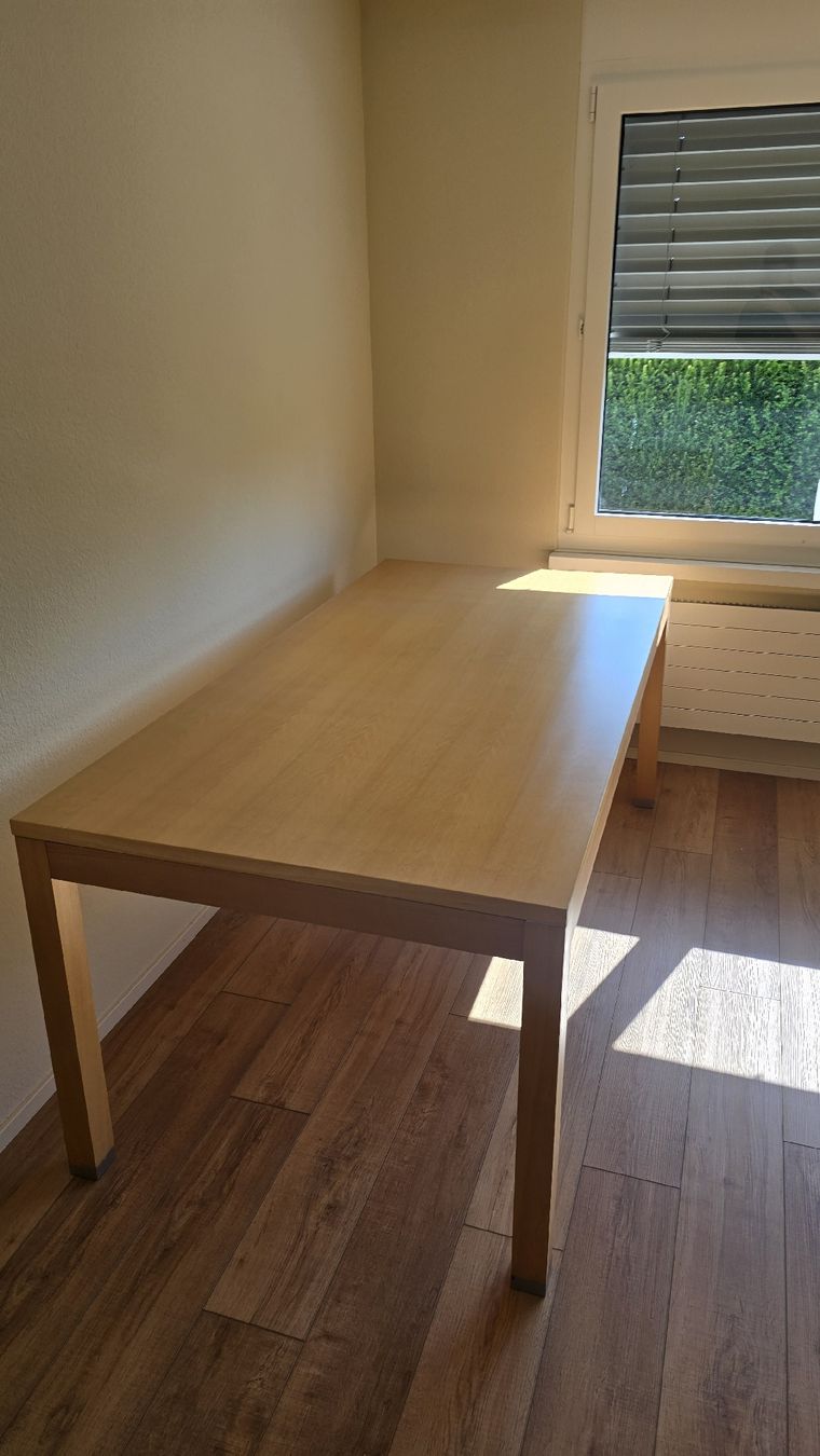 Tische: Massiver Tisch zu verkaufen – Gebraucht aus Maur von mue_7cvc